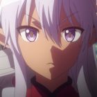 Ein Elf-ähnlicher Charakter mit langen weißen Haaren und lila Augen blickt ernsthaft nach vorn. Hintergrund: Natur.