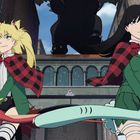 Zwei Mädchen in Schuluniformen und karierter Umhänge reiten auf cartoonartigen Kreaturen durch eine Stadt.