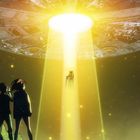 Text auf Jacke: "EDEN LOVE". Illustration zeigt riesiges UFO am Himmel, gelber Strahl beleuchtet Personen von unten.