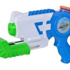 "Water Zone"-Schriftzug auf blauem Kunststoffteil. Wasserpistole mit grünem, weißem und blauem Gehäuse.