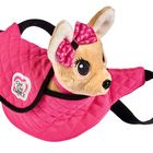 „Chi Chi Love“ auf Herzaufnäher. Ein Stofftierhund in einer rosafarbenen Tragetasche mit Schleife.