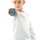 Text "POLIZEI" auf einem Abzeichen. Ein Kind in weißem Shirt hält das Abzeichen hervor und schaut ernst.