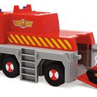 Spielzeug-Feuerwehrauto in Rot und Grau mit gelben Streifen, Logo und einem Dalmatiner auf einem kleinen Fahrzeug.