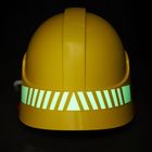 Gelber Schutzhelm mit reflektierenden Streifen, keine sichtbaren Texte.