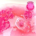 Text "MERKUR" oben rechts, rosa Sprudel im Wasser, rosa Farbtöne mit Blasen, runde Form oben rechts.