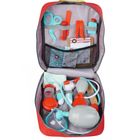 Ein geöffneter roter Medizinkoffer mit Spielzeuginstrumenten wie Schere, Stethoskop und Spritze in hellen Farben.