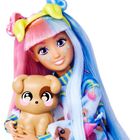 Eine Puppe mit buntem Haar hält einen niedlichen Hund. Sie trägt einen Pullover mit Hundemuster und hat ein gelbes Haarband.