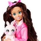 Illustration einer Puppe mit pinkem Haarreif und Plüschtier. Gesicht mit Hasenmotiven verziert, Jacke in Pink.