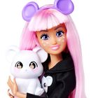 Puppe mit pinkem Haar, violettem Haarreif, Herzchen auf den Wangen. Sie hält eine weiße Maus-Figur.