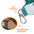 Mit Karabiner, Netzhaltung für Flasche. Ein Karabinerhaken und eine rote Flasche in einer Netzhalterung.