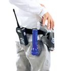 Auf einem Gürtel sind ein Walkie-Talkie mit der Anzeige "5:48", eine blaue Taschenlampe und eine Spielzeugpistole befestigt.
