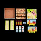 Spielmaterialien mit Bau- und Straßenszenen, Bauklötzen, Karten mit Essenbildern wie Banane, Apfel und Brot.