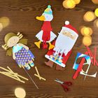 Eine Illustration zeigt bastelartige Figuren: ein Engel, eine Ente und einen Weihnachtsmann aus buntem Papier.  