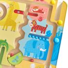 Text: "3", "6". Bunte Holztafel mit Tierillustrationen: Giraffe, Tiger, Elefant und Krokodil. Bunte Knöpfe und Muster.