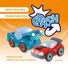 "SPEKTAKULÄRE CRASHFUNKTION" und "Motorhaube öffnet sich bei Aufprall" stehen neben zwei bunten Spielzeugautos.