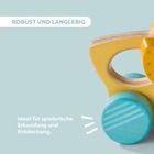 "ROBUST UND LANGLEBIG. Ideal für spielerische Erkundung und Entdeckung." Holzspielzeug in Gelb und Blau mit Rädern.