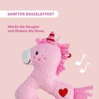 Text: "SANFTER RASSELEFFEKT", "Weckt die Neugier und fördert die Sinne." Ein pinkfarbenes Kuscheltier-Einhorn mit Herzdetail.