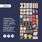 INHALT: 51 Bausteine, 2 Figuren, 1 Kuh, 1 Hund, 1 Katze, 1 Huhn, 2 Bäume, 1 Gras. Spielzeuge auf dunkelblauem Hintergrund.