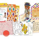 "Achtung, Agenten! Anleitung für Eltern. Top Secret. Diverse bunte Karten, Illustrationen und ein Detektiv in Trenchcoat."