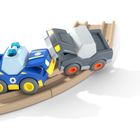 Zwei Spielzeugautos, blaues Polizeiauto mit Sternsymbol, graues Auto, kollidieren auf gebogenem Schienenstück.