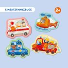 Text: "EINSATZFAHRZEUGE", "2+". Illustration von vier bunten Einsatzfahrzeugen: Krankenwagen, Hubschrauber, Polizeiauto, Feuerwehr.