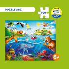 PUZZLE ABC, 100 Teile, Illustration von fröhlichen Tieren in einer bunten Landschaft mit Wasser, Palmen und Tieren.