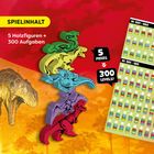Spielinhalt: 5 Holzfiguren + 300 Aufgaben. Illustration mit bunten Dinosaurierfiguren und Tabelle.