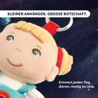 "KLEINER ANHÄNGER. GROSSE BOTSCHAFT. Erinnert jeden Tag daran, mutig zu sein." Weicher Puppenanhänger auf Weltraum-Hintergrund.