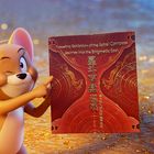 „Travelling Exhibition of the Astral Compass, Journey into the Enigmatic East“. Zeichentrickmaus mit großem Ohr zeigt darauf.