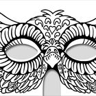 Eine Eulenmaske mit detaillierten Federmustern und großen Augenausschnitten in Schwarz-Weiß gezeichnet.