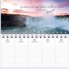 Text: "Eine Reise ist ein Trunk aus der Quelle des Lebens. - Friedrich Hebbel." Kalender mit einer Landschaft.