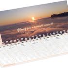 Zitat von Goethe: "Hoffnung gießt in Sturmnacht Morgenröte!". Wochenkalender mit einem Sonnenaufgang über Wolken.