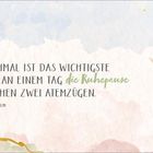 "Manchmal ist das Wichtigste an einem Tag die Ruhepause zwischen zwei Atemzügen." Illustration mit roten Lotusblumen.