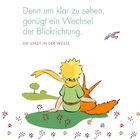 Zitat: "Denn um klar zu sehen..." Illustration: Junge mit Fuchs, sitzt auf einer grünen Wiese mit Blumen.