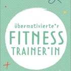 Text: "übermotivierte*r FITNESS TRAINER*IN". Hintergrund in grün mit bunten Formen und einem karierten Muster.