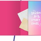 Text: "Dream big, start small." Bunte Karte in einem offenen Notizbuch mit linierten und beigen Notizzetteln.