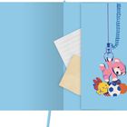 Kreismuster, liniertes und blankes Papier stecken teils sichtbar dazwischen. Ein Greifarm hält ein rosa Stofftier über Bällen.