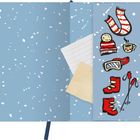 Eine Illustration mit Notizpapier, Schal, Mütze, Tasse, Skibrille, Skischuhe und Skistöcken auf blauem Hintergrund mit weißen Punkten.