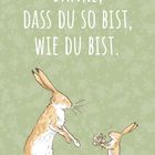 "Danke, dass du so bist, wie du bist." Zwei Hasen, einer hält Blumen. Hintergrund floral in Grün.