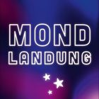 Text "MONDLANDUNG" in leuchtend weißen Buchstaben, auf blau-violettem Hintergrund mit drei weißen Sternen.