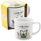 „Lieblings Hase“ steht auf einer Tasse und Verpackung. Die Tasse zeigt niedliche Tier-Illustrationen. Verpackung in Gelb.