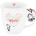 Auf einer Tasse steht in Herzform: "Mama, wunderschön, klug, mutig, selbstlos, perfekt". Ein Schafbild ist angehängt.