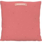 „sheepworld“ auf einem rosa Kissen mit kleinen roten Herzen und weißen Punkten verstreut.