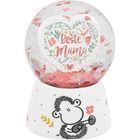 "Beste Mama" steht in einem Herz. Schneekugel auf Sockel mit gezeichnetem Schaf, das eine Blume hält.