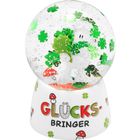 Die Wörter "GLÜCKS-BRINGER" auf einem weißen Sockel, verziert mit Kleeblättern und roten Pilzen.