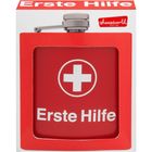 Text: "Erste Hilfe". Rote Trinkflasche in einer Verpackung mit Schraubverschluss und weißem Kreuz.