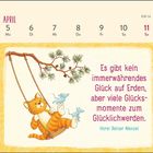 April Kalender, Spruch: „Es gibt kein immerwährendes Glück auf Erden...“ Illustration: Katze schaukelt, begleitet von zwei Mäusen.