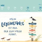 "MEIN LIEBLINGSWEG IST DER, DER ZUM MEER FÜHRT." Kalenderdaten für März, Vogel auf Wegweisern, Seevögel unten.