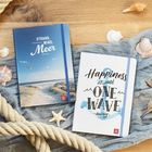 Links: "Strand, Wind, Meer". Rechts: "Happiness is just one wave away". Notizbücher mit maritimen Motiven, Seil und Muscheln.