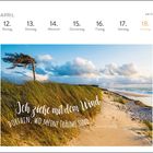 Kalenderblatt April mit den Tagen 12. bis 18. und einem Strandbild. Text: "Ich ziehe mit dem Wind dorthin, wo meine Träume sind."